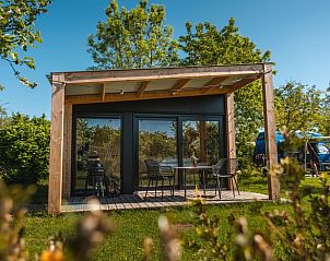 Vooraanzicht van Vakantiehuis in Scherpenzeel, omgeven door groene tuinen in Friesland.