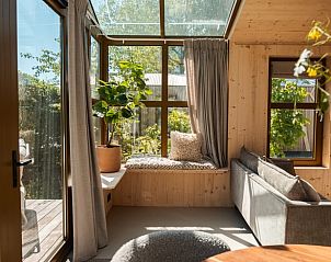 Lichte binnenruimte van Vakantiehuis in Scherpenzeel, met comfortabele zithoek en veel natuurlijke lichtinval, Friesland.