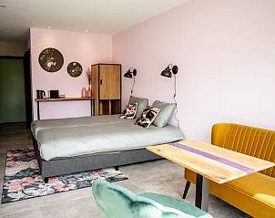 Stijlvolle slaapkamer in Vakantiehuis in Blesdijke, een oase van comfort op het Friese platteland in Friesland.