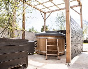 Luxe hot tub bij Huisje in Blesdijke, vakantiehuis in Friesland voor ontspanning.