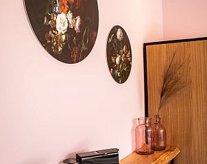 Kunstzinnige decoratie in de binnenruimte van Huisje in Blesdijke, Friesland.