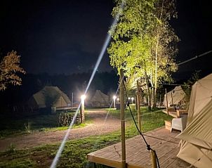 Huisje in Blesdijke, sfeervolle safaritenten onder sterrenhemel in Friesland, met gezellige verlichting.