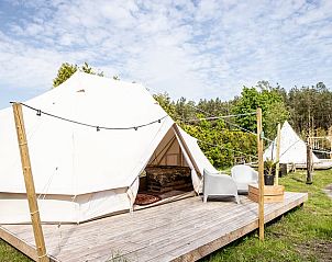 Huisje in Blesdijke, uitnodigende safaritent met houten veranda op het Friese platteland.