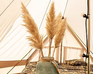 Huisje in Blesdijke, stijlvolle binnenruimte van safaritent met decoratief detail in Friesland.