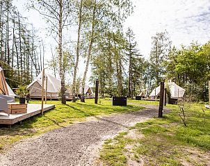 Huisje in Blesdijke, pittoresk pad tussen safaritenten omgeven door natuur in Friesland.