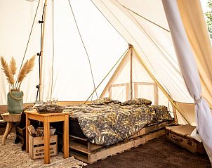 Huisje in Blesdijke, gezellige slaapkamer in safaritent met natuurlijke elementen in Friesland.