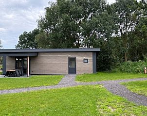 Huisje in Blesdijke, een vakantiehuis op het Friese platteland in Friesland, omringd door groen en rustieke natuur.