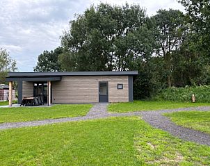 Pittoreske oprijlaan naar vakantiehuis FR429 in Blesdijke, Friesland. Omgeven door groene natuur.