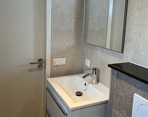 Gezellige woonkamer in vakantiehuis FR429, Blesdijke, Friesland. Comfortabele ruimte met uitzicht op de natuur.