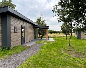 Schaduwrijk pad naar vakantiehuis FR429 in Blesdijke, Friesland. Perfect voor een rustige wandeling.