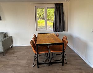 Verlichte vakantiehuizen FR429 in Blesdijke, Friesland. Sfeervol avondzicht op de accommodatie.