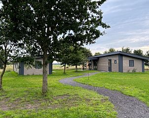 Zijaanzicht van vakantiehuis FR429 in Blesdijke, Friesland. Modern design te midden van het platteland.