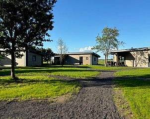 Groene omgeving met meerdere vakantiehuizen in Blesdijke, Friesland, ideaal voor rust.