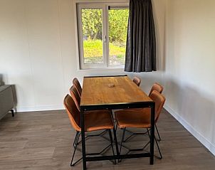 Eetruimte in Vakantiehuis in Blesdijke met houten tafel en leren stoelen.