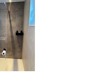 Moderne douche in Vakantiehuis in Blesdijke, Friesland, met glazen deur en stijlvolle tegels.