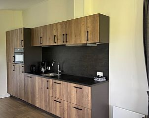 Moderne keukenfaciliteiten in Vakantiehuisje in Blesdijke, Friese platteland.