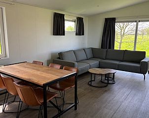 Ruime woonkamer met eetgedeelte in Vakantiehuisje in Blesdijke, Friesland.