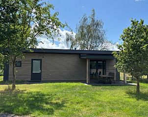 Vakantiehuisje in Blesdijke met zonnig terras en groene omgeving in Friesland.