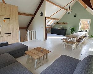 Vakantiehuisje in Easterein met ruime woonkamer en houten interieur in Friesland.