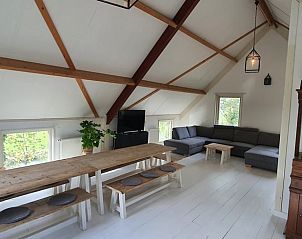 Vakantiehuisje in Easterein met gezellige woonkamer en lange eettafel in Friesland.