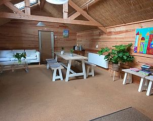 Vakantiehuisje in Easterein met houten binnenruimte en rustieke meubels in Friesland.