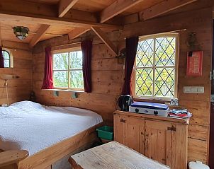 Vakantiehuisje in Easterein met knusse slaapkamer en houten interieur in Friesland.