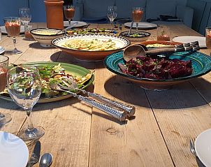 Vakantiehuisje in Easterein met een gedekte tafel vol gerechten in Friesland.