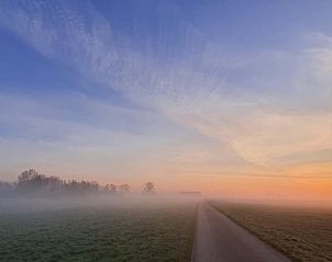 Adembenemend uitzicht op de natuur rondom Huisje in Easterein, gelegen op het Friese platteland in Friesland, bij zonsopgang.