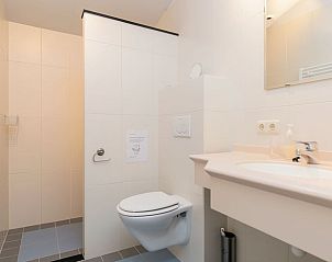 Moderne badkamer in Vakantiehuisje in Rinsumageast, comfortabel en praktisch ingericht.