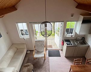 Gezellige binnenruimte van Vakantiehuisje in Poppenwier, Friese platteland, met lichte inrichting.