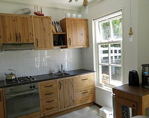 Moderne keuken in Vakantiehuisje in Poppenwier, Friese platteland, Friesland.