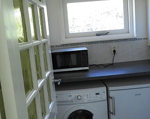 Praktische bijkeuken met wasmachine in Vakantiehuisje in Poppenwier, Friesland.
