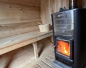 Binnenkant van sauna met kachel in Vakantiehuisje in Poppenwier, Friesland.