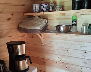 Keukenhoek met koffiezetapparaat in Vakantiehuisje in Poppenwier, Friesland.