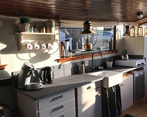 Gezellige keuken in Huisje in Poppenwier, vakantiehuis in Friesland, met moderne voorzieningen.