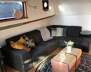 Comfortabele zithoek in Huisje in Poppenwier, vakantiehuis in Friesland, met gezellige kussens.