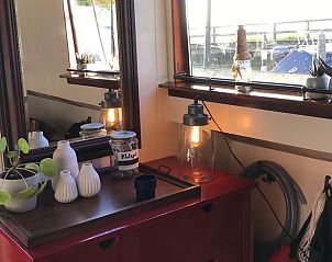 Sfeervolle decoratie in Huisje in Poppenwier, vakantiehuis in Friesland, met spiegel en lamp.