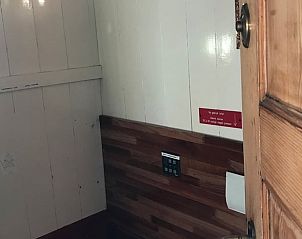 Compacte badkamer in Huisje in Poppenwier, vakantiehuis in Friesland, met houten elementen.