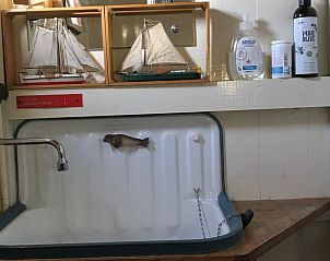 Unieke wastafel in Huisje in Poppenwier, vakantiehuis in Friesland, met maritieme details.