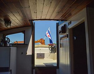 Uitzicht vanuit Huisje in Poppenwier, vakantiehuis in Friesland, op het dek met Friese vlag.