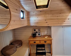 Rustieke werkplek in Huisje in Poppenwier, vakantiehuis in Friesland, met houten bureau.