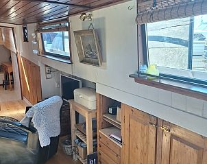 Lichte woonkamer in Huisje in Poppenwier, vakantiehuis in Friesland, met comfortabele zithoek.