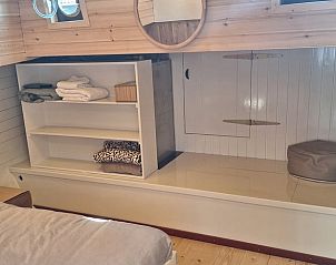 Ruime slaapkamer in Huisje in Poppenwier, vakantiehuis in Friesland, met opbergruimte.