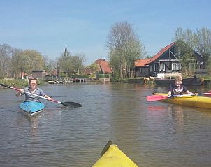 Kajakken in de omgeving van Huisje in Poppenwier, vakantiehuis in Friesland, omringd door natuur.