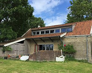 Charmant Vakantiehuisje in Mantgum, Friesland, met authentieke architectuur en een groene omgeving voor een ontspannen verblijf.