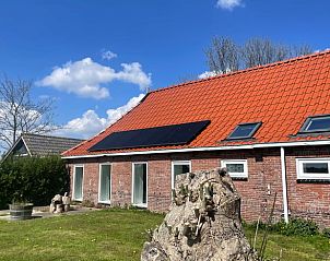 Zonnige gevel van Huisje in Hallum met moderne zonnepanelen in Friesland.