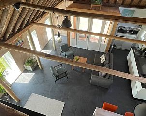 Luchtig interieur van Huisje in Hallum met een open keuken en zithoek.