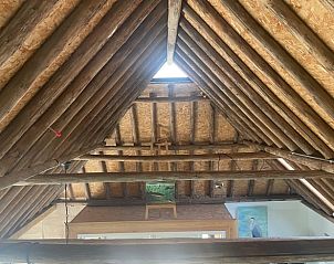 Authentiek houten plafond in Huisje in Hallum met traditionele Friese details.