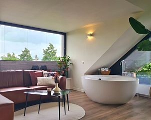 Luxe interieur in Vakantiehuisje in Westhem met vrijstaand bad en uitzicht op het Friese platteland, Friesland.