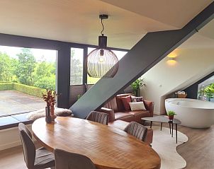 Gezellige eetkamer in Vakantiehuisje in Westhem met uitzicht op de natuur in Friesland.